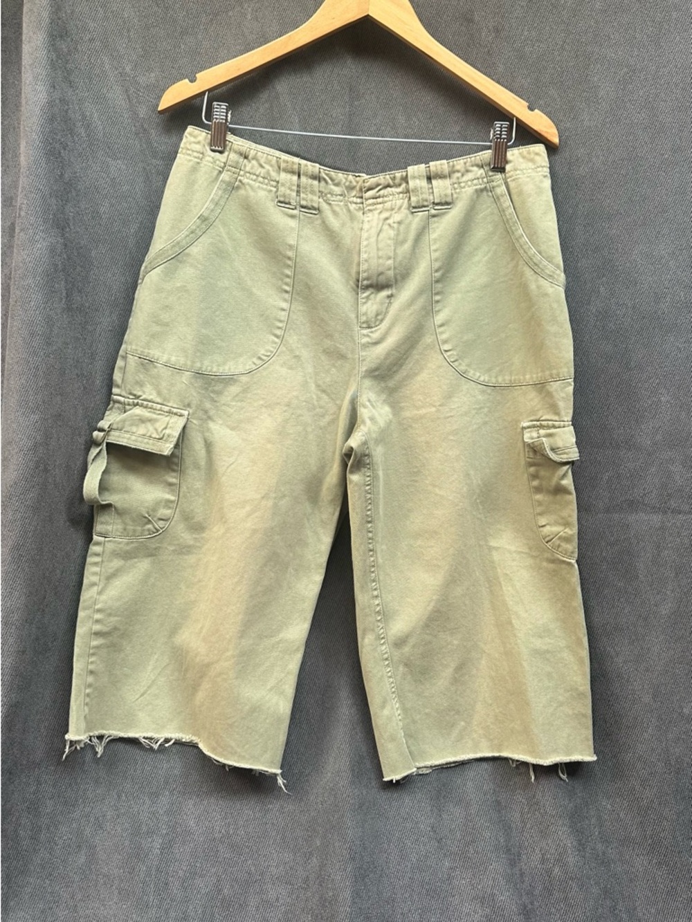 Baggy cut off cargo shorts army green 32”